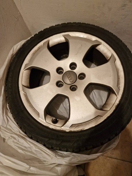 Audi 225/45 R17 gyári alufelni falken téligumira szerelt