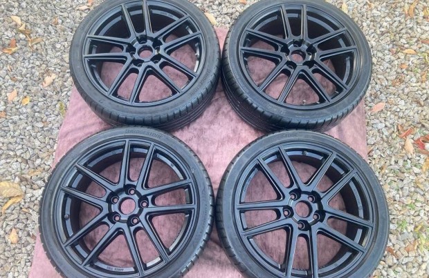 Audi 5x112 fekete sport felnik 215/40 R18 gumikkal
