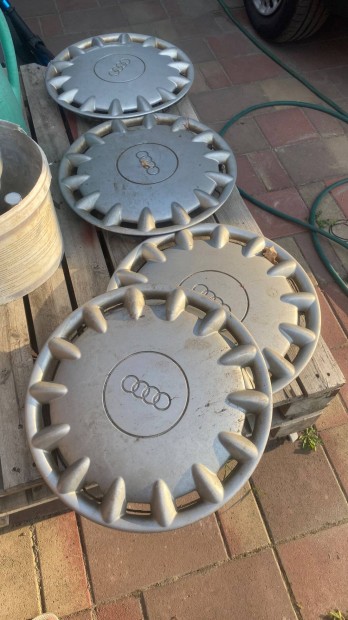 Audi 80 gy�ri d�szt�rcsa 4db