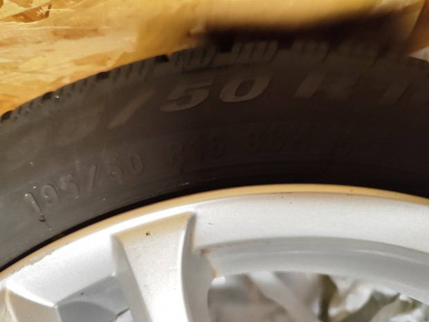 Audi A1 gyári alufelni garnítúra téli gumikkal eladó.