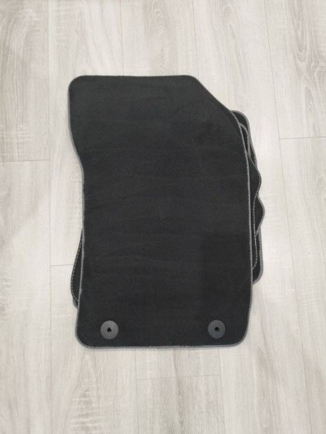 Audi A1 gy�ri sz�vetsz�nyeg garnit�ra