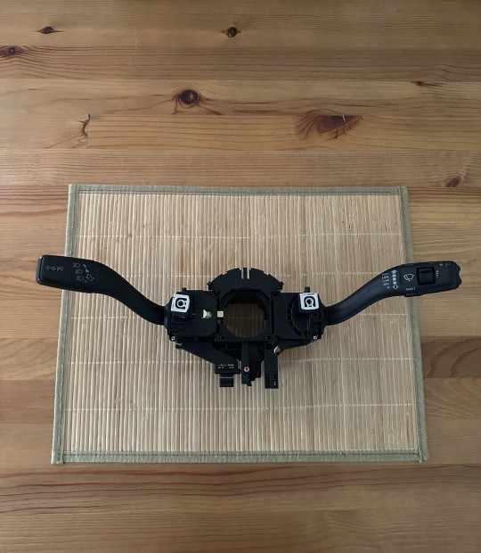 Audi A3 8P FL bajuszkapcsol karok + konzol