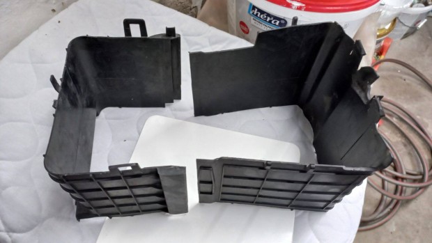 Audi A3 8P akkumul�tor tart�keret burkolat