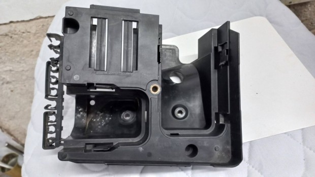 Audi A3 8P motort�r biztos�t�kt�bla tart�