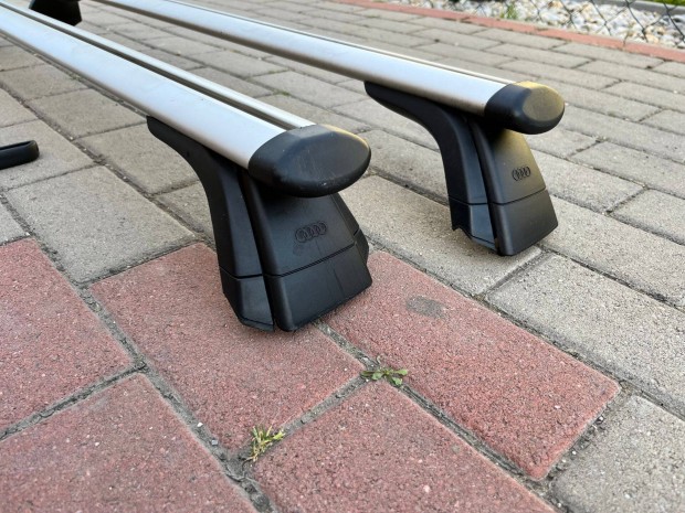 Audi A3 Sportback 8V gyári tetőcsomagtartó. Zárható. 2013-tól gy autók