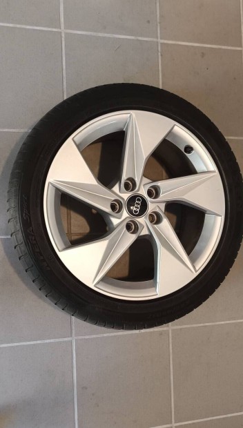 Audi A3 gyári 17 es alufelni,nyárigumi