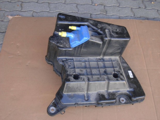 Audi A4 A5 8W Adblue tartály 8W0131878BS 2015-től