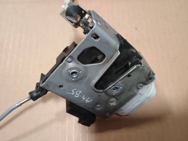 Audi A4 B5 jobb els� ajt�z�r 4D1 837 016D