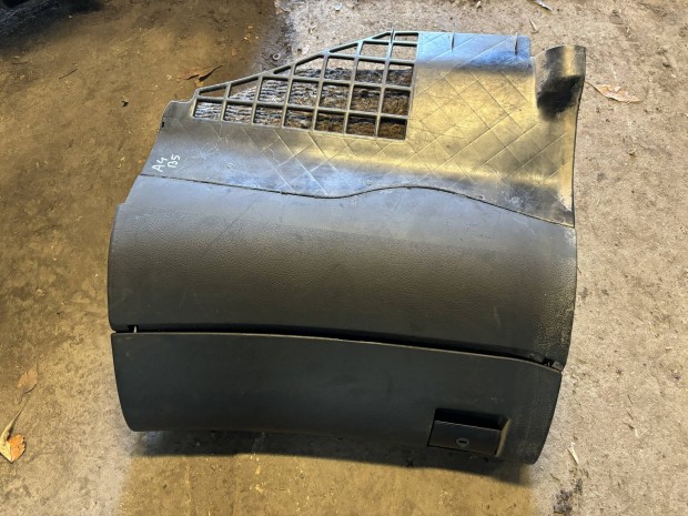 Audi A4 B5 keszty�tart� 