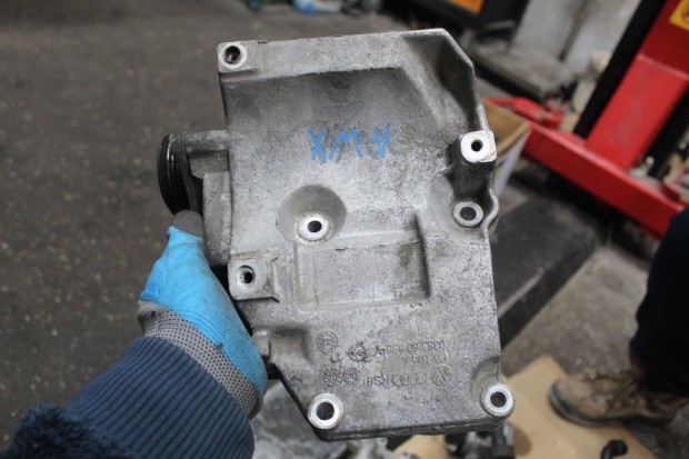 Audi A4 B6 2003 klímakompresszor tartó bak 1.9D 038260885