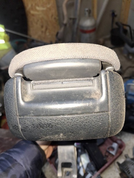 Audi A4 B6 B7 SEAT Exeo szövet könyöklő nyitó füle ép