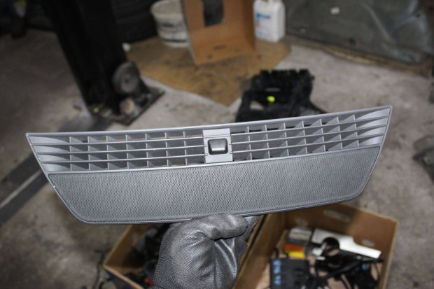 Audi A4 B7 2004-2009 2.0D középső szellőző szélvédő alatt