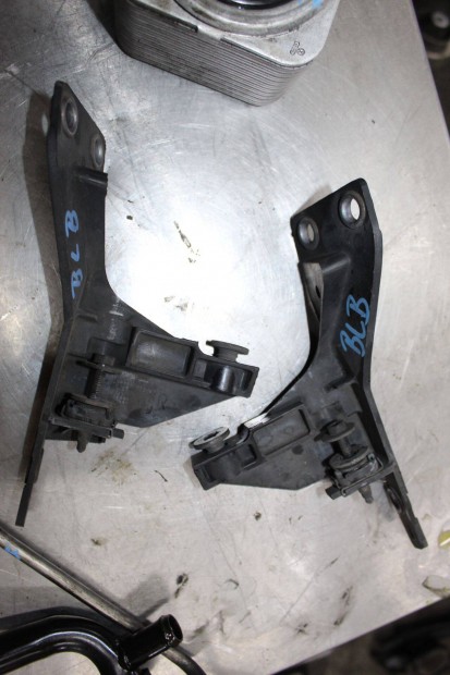 Audi A4 B7 2.0D 2004-2009 felső fényszóró tartó