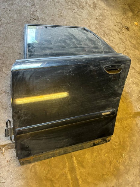 Audi A4 B7 bal h�ts� ajt� fekete