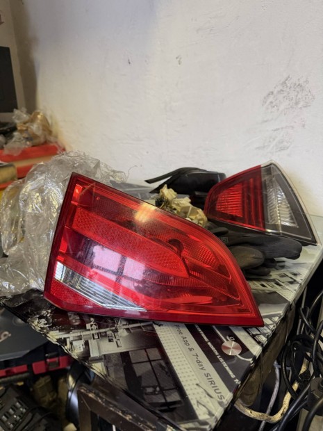 Audi A4 B8 8K bal hts csomagtr lmpa