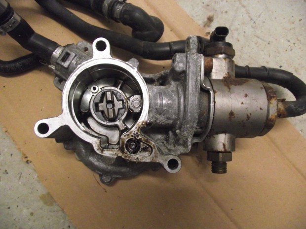 Audi A4 B8 A5 Q5 2.0 TFSI benzinpumpa vákumpumpa 06J145100