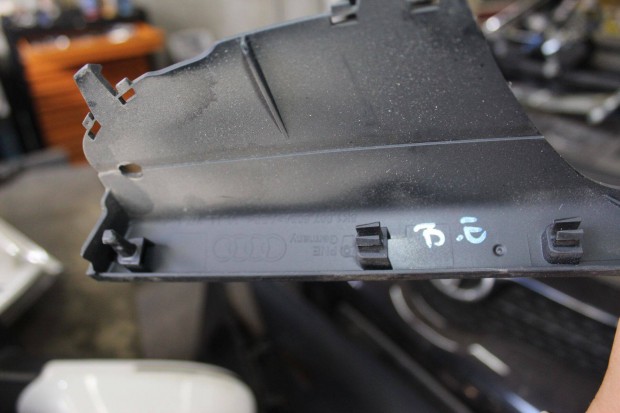 Audi A4/B8 Bal első behúzó fogantyú 8K1867665A