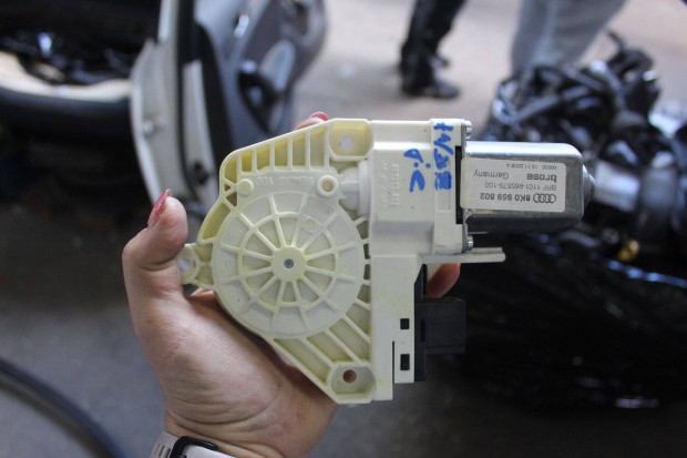 Audi A4/B8 Jobb első Ablakemelő motor 8K0959802