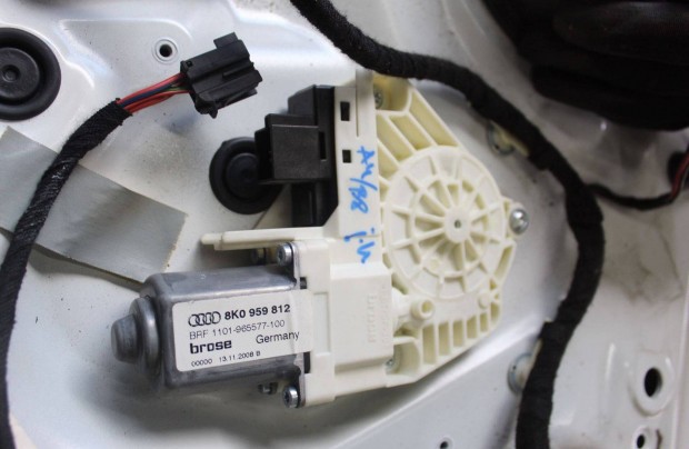 Audi A4/B8 Jobb első ablakemelő motor 8K0959812