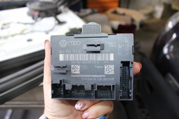 Audi A4/B8 Jobb első ajtó vezérlő modul 8K0959792E