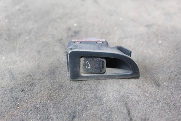 Audi A4/B8 csomagtertó nyitó gomb 8K0959831A
