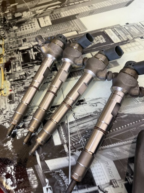 Audi A4 B8 facelift 2.p TDI porlasztcscs 04L130277AE