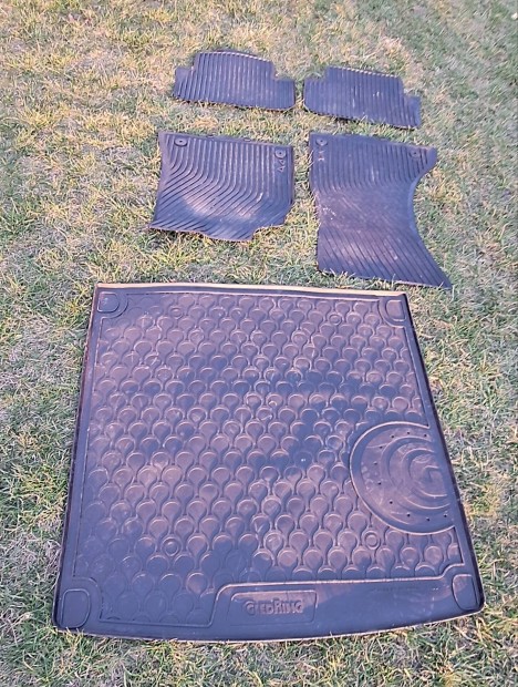 Audi A4 B8 gy�ri gumisz�nyeg �s csomagt�rt�lca