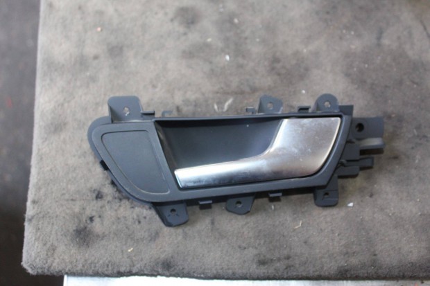 Audi A4/B8 jobb belső ajtókilincs 8K0837020