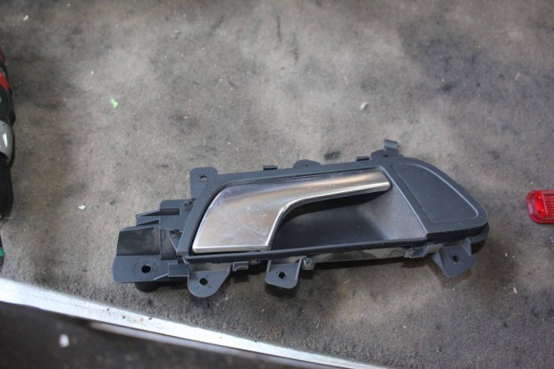 Audi A4/B8 jobb belső ajtókilincs 8K0839020