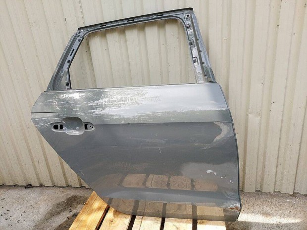 Audi A4 B9 8W Facelift jobb hátsó ajtó fényezést igényel