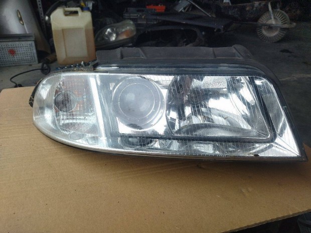 Audi A4 b5 jobb xenon fényszóró