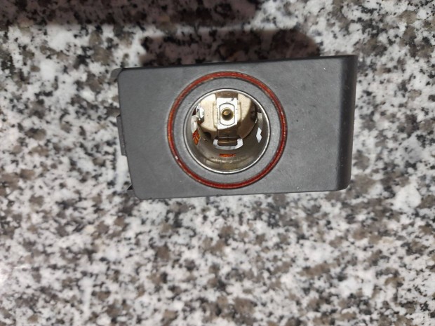 Audi A4 b7 szivargyujt� als�r�sz elad�