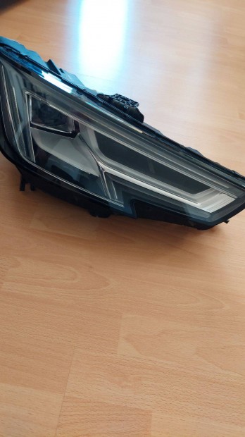 Audi A4 b9 jobb (utas) oldali fényszóró