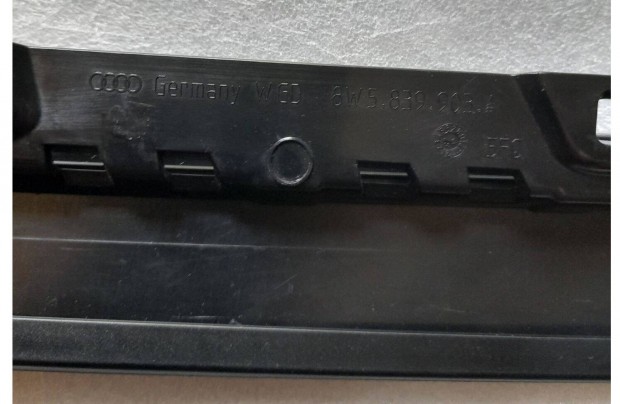 Audi A4 bal h�ts� ajt� k�ls� d�sz�t� elem