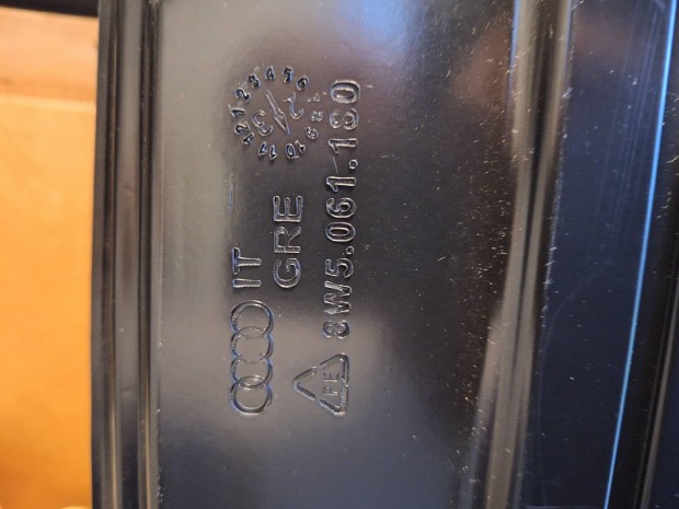Audi A4 csomagtér tálca