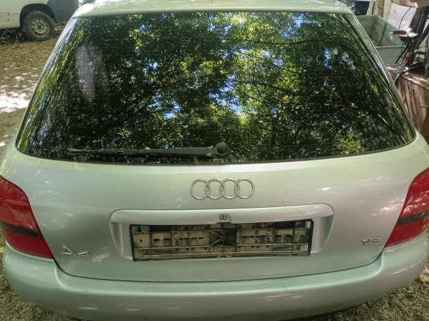 Audi A4 csomagt�rajt�