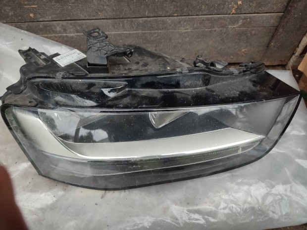 Audi A4 első fényszóró bontott sérült gyári