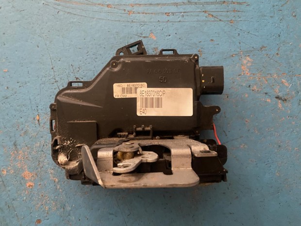 Audi A4 jobb els� ajt� z�rszerkezet 8E1837016C elad�