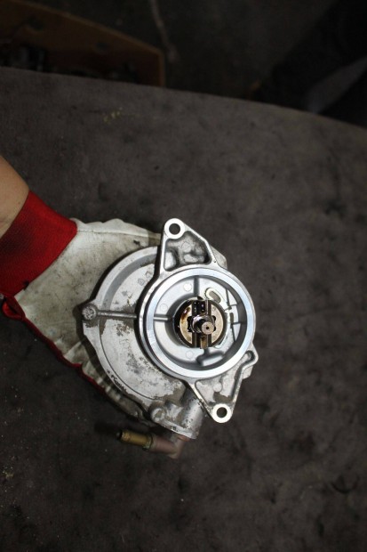 Audi A5 (B8 - 8T) (2007 - 2016) Vákuumpumpa 057145100a