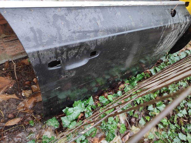 Audi A5 oldal sor ajtó horzsolt javítható