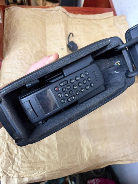 Audi A6 C5 bőr könyöklő + telefon
