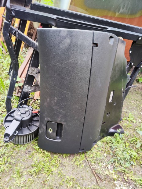 Audi A6 C5 fekete keszty�tart� 1997-2004