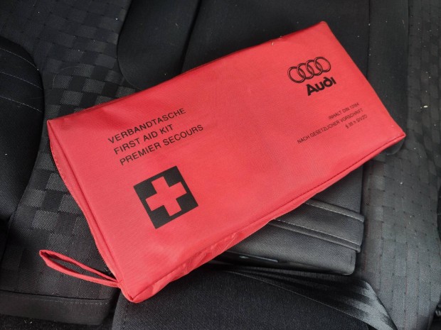 Audi A6 C5 gyári elsősegély felszerelés
