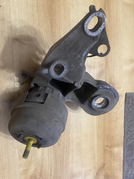 Audi A6 C6 Jobb els motortart bak 4F0199352N