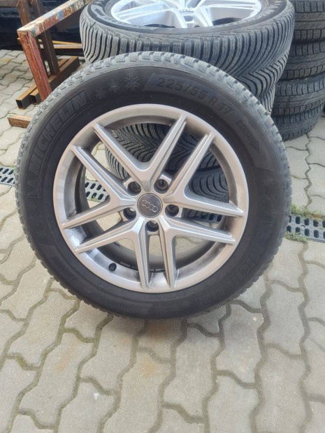 Audi B9 gyári alufelni garnitúra 17 col hibátlan 225,55,17 gumival