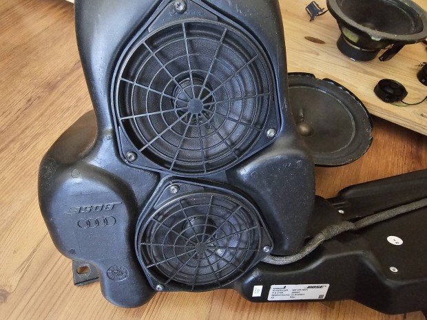 Audi Bose hifi rendszer ,erősitő,mély,közép csipogó autós csomag.