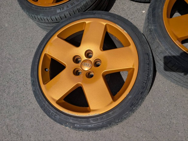 Audi Fat Five 18" alufelni ny�ri gumikkal 