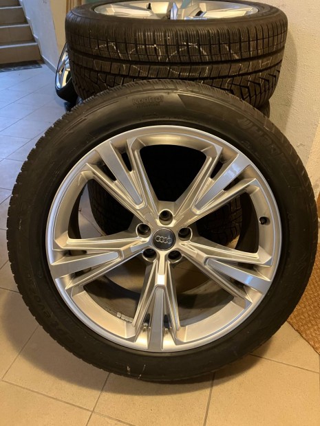 Audi Q8 S line 21-es alufelni garnitra tli gumival