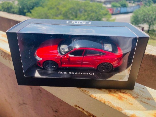 Audi RS e-tron GT kisautó 1:42, modell, kis makett