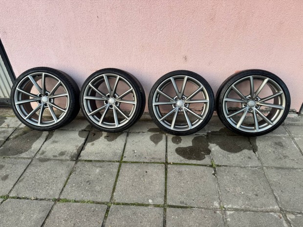 Audi Rs felni gumikkal 5x112 R20